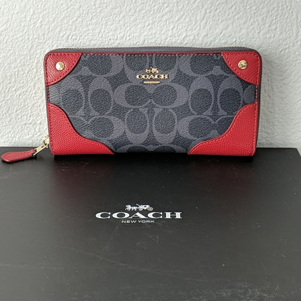 COACH Leather Wallet - Like New ✨